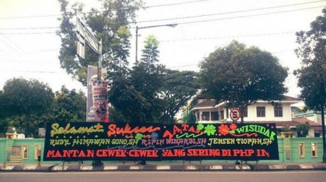 Kocak! Pengantin Pria Ini Dapat Karangan Bunga dengan Pesan-Pesan Lucu