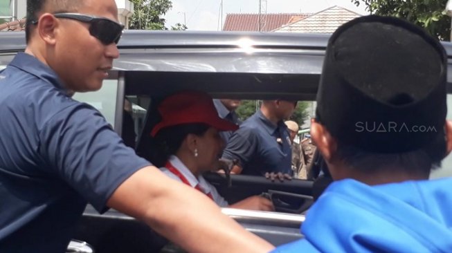 Iriana Jokowi saat membagikan kaos ke warga. (Suara.com/Ummi H.S)