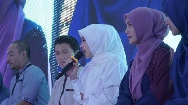 Syahrini dalam balutan hijab dan busana muslimah. [instagram]