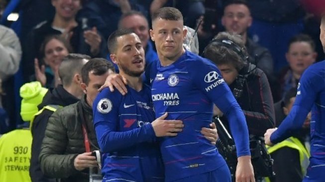 Gelandang Chelsea Eden Hazard (kiri) merayakan golnya ke gawang West Ham United dengan rekan setimnya, Ross Barkley. OLLY GREENWOOD / AFP