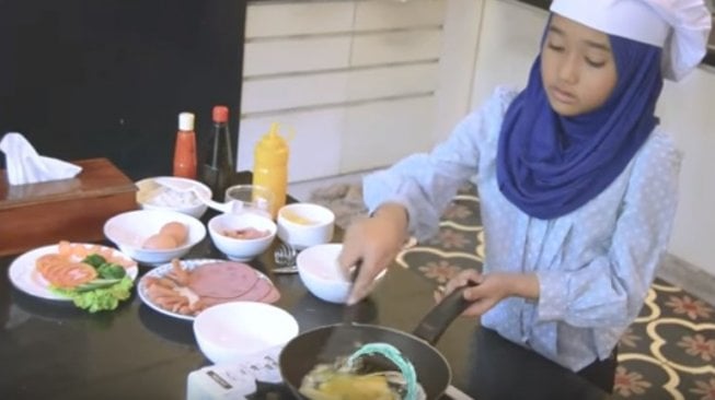 Resep nasi goreng kesukaan Irfan Hakim yang dibuat anaknya. (Youtube@dehakims).