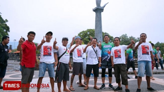 Foto Bareng Pendukung Jokowi, Sandiaga Acungkan Satu Jari?