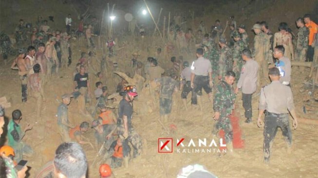 Petugas gabungan melakukan evakuasi korban longsor pendulangan intan di Pumpung Kecamatan Cempaka, Kota Baru, Kalimantan Selatan. [9/4/2019]. [Kanal Kalimantan]