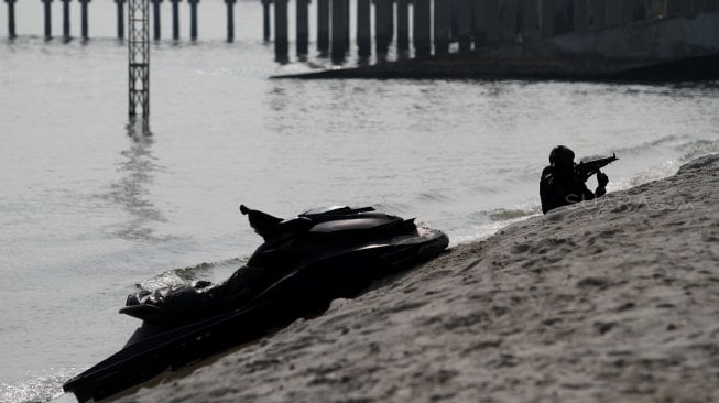 Satuan Penanggulangan Teroris (Satgultor) TNI saat simulasi penindakan terorisme dan penyelamatan sandera di Pantai Ancol, Jakarta, Selasa (9/4). [Suara.com/Arief Hermawan P]