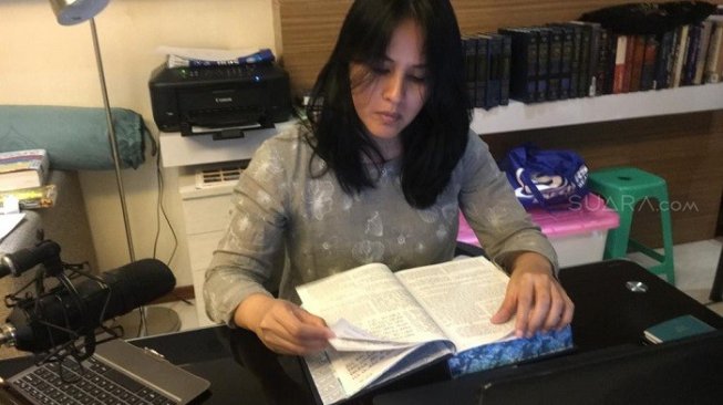 Elisheva Dinar Prasasti Wiriaatmadja, tengah membaca Torah, kitab suci umat Yudaisme. [Suara.com/Erick Tanjung]