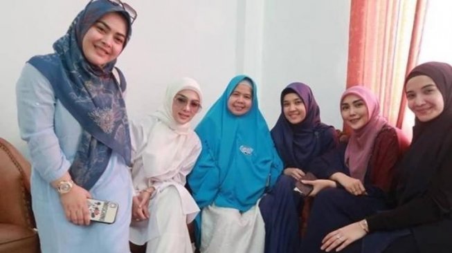 Syahrini dalam balutan hijab dan busana muslimah. [instagram]