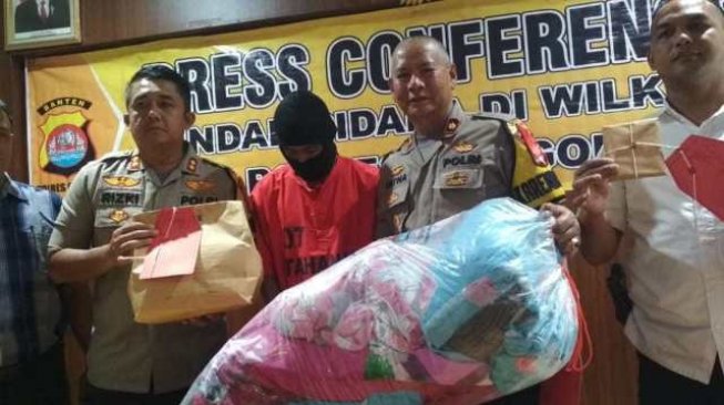 Lewat Boneka, Arni Peragakan Adegan Injak-injak Bayinya di Atas Kasur