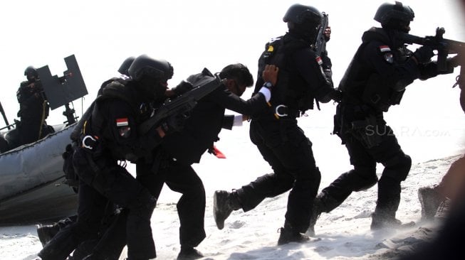 Satuan Penanggulangan Teroris (Satgultor) TNI saat simulasi penindakan terorisme dan penyelamatan sandera di Pantai Ancol, Jakarta, Selasa (9/4). [Suara.com/Arief Hermawan P]