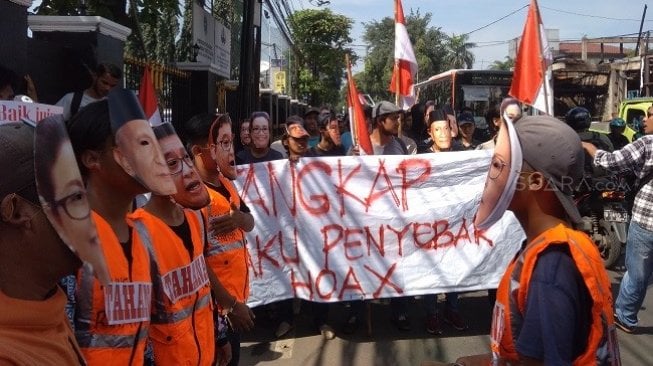 Massa bertopeng warnai sidang kasus hoaks Ratna Sarumpaet di PN Jaksel, Selasa (9/4/2019). (Suara.com/Fakhri Fuadi)