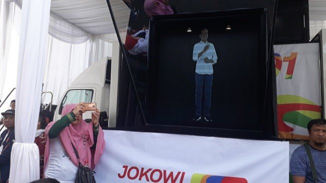 Hologram Jokowi Jadi Magnet Foto Para Pendukung di Karawang