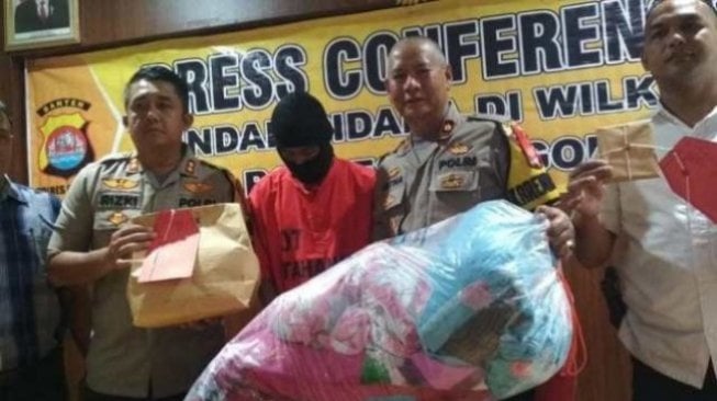 Arni Samudra Peragakan Injak-injak Bayinya Berusia 40 Hari di Kasur