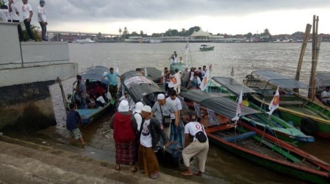 Militansi Pendukung Prabowo di Palembang, Ikut Kampanye Pakai Perahu Ketek