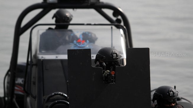 Satuan Penanggulangan Teroris (Satgultor) TNI saat simulasi penindakan terorisme dan penyelamatan sandera di Pantai Ancol, Jakarta, Selasa (9/4). [Suara.com/Arief Hermawan P]