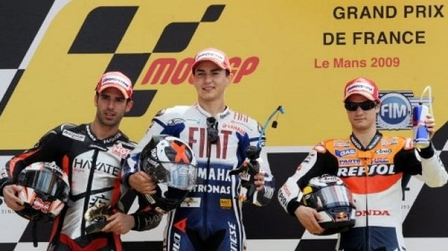 Marco Melandri (kiri) meraih podium kedua di MotoGP Prancis, Minggu (17/5/2009), di belakang Jorge Lorenzo (Yamaha/tengah), dan di depan Dani Pedrosa (Repsol Honda). Melandi jadi rider terakhir yang menunggangi motor Kawasaki di kancah MotoGP. [AFP/Jean-Francois Monier]