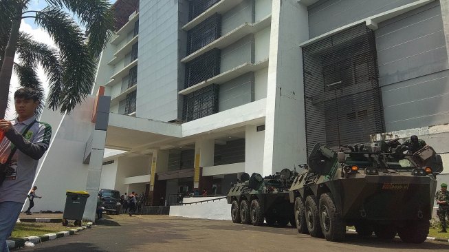 Empat Panser Anoa ini sudah terparkir di depan stadion Gelora Bung Tomo (GBT) Surabaya, Selasa (9/4/2019). (Suara.com/Dimas Angga P) 