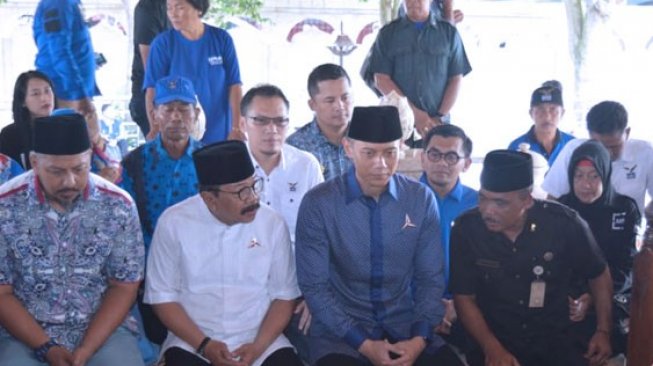 AHY Ziarah ke Makam Proklamator, Salat Dekat Pusara Bung Karno