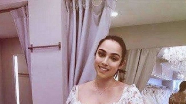 Calon Pengantin Wanita Ini Belikan Gaun yang Mewah untuk Anjingnya