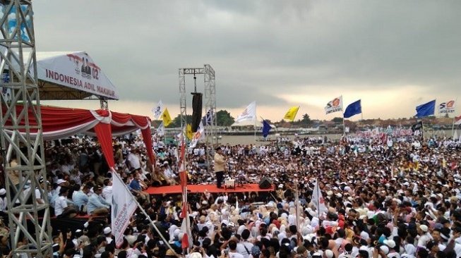 Capres nomor urut 02 Prabowo Subianto saat berkampanye di Palembang. (Suara.com/Andhiko)