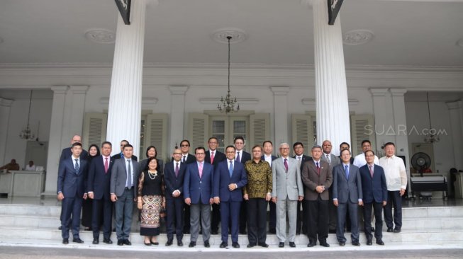 Gubernur DKI Jakarta Anies Baswedan foto bersama dengan puluhan duta besar negara-negara kawasan Asia Pasifik untuk Indonesia dalam acara Diplomatic Corps Gathering 2019. (Suara.com/Tyo)