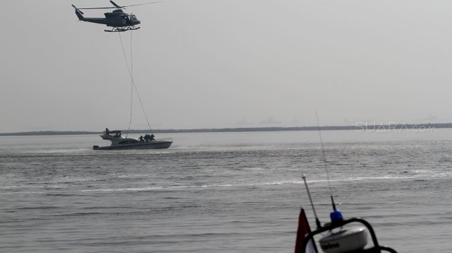 Satuan Penanggulangan Teroris (Satgultor) TNI saat simulasi penindakan terorisme dan penyelamatan sandera di Pantai Ancol, Jakarta, Selasa (9/4). [Suara.com/Arief Hermawan P]