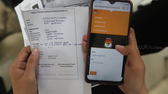 Warga melakukan proses verifikasi surat A5 untuk dapat memberikan hak pilihnya dalam pemilu 2019 diluar domisili di kantor KPU Jakarta Pusat, Selasa (9/4). [Suara.com/Muhaimin A Untung]
