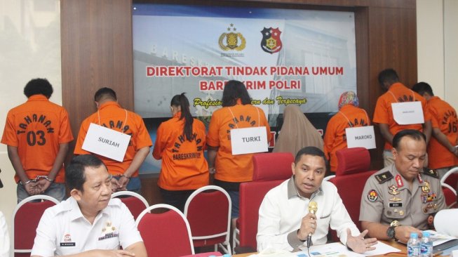 Direktur Tindak Pidana Umum (Dirtipidum) Bareskrim Polri, Brigjen Pol Heri Rudolf Nahak (tengah) memberikan keterangan pers mengenai pengungkapan tindak pidana perdagangan orang, di Bareskriim, Polri, Jakarta, Selasa (9/4/2019). [Antara/Reno Esnir]