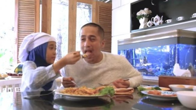 Anak Irfan Hakim Bagikan Resep Nasi Goreng Kesukaan Ayahnya, Cobain Yuk!