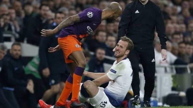 Gelandang Manchester City Fabian Delph (kiri) mendatangi Harry Kane sebelum striker Tottenham Hotspur meninggalkan lapangan karena cedera. Ian KINGTON / IKIMAGES / AFP