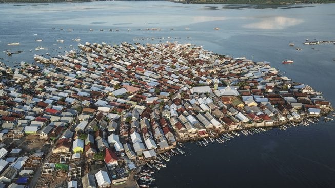 Foto udara permukiman padat warga di Pulau Bungin, Kecamatan Alas, Sumbawa Besar, Kabupaten Sumbawa, NTB, Selasa (9/4).[ANTARA FOTO/Ahmad Subaidi]
