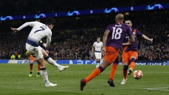 Striker Tottenham Hotspur Son Heung-Min (kiri) mencetak gol ke gawang Manchester City  pada laga leg pertama perempat final Liga Champions. Ian KINGTON / AFP 