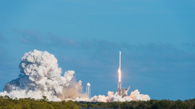 Peluncuran Falcon Heavy milik SpaceX dari Cape Canaveral, Kennedy Space Centre, Amerika Serikat, Februari 2018. Sebagai ilustrasi [Shutterstock].