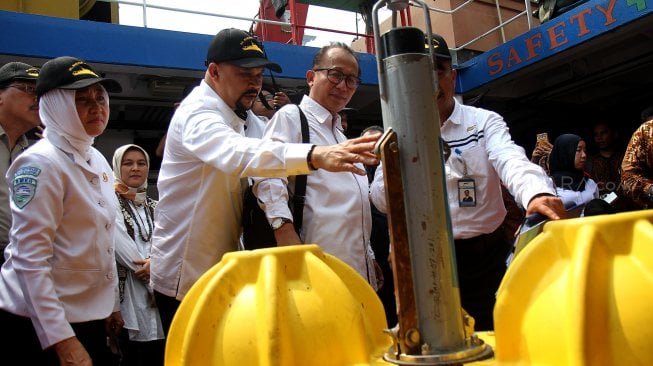 Kesiapan Kapal Baruna Jaya IV beserta tim untuk misi pemasangan alat deteksi gempa di Dermaga 006, Pelabuhan Tanjung Priok, Jakarta, Rabu (10/4). [Suara.com/Arief Hermawan P]