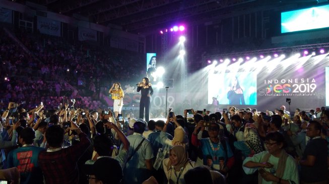 Ashanty dan Aurel Hermansyah tampil di acara Indonesia Young Entrepreneur Summit (YES) 2019 di Istora Senayan, Jakarta. (Suara.com/Ria Rizki)