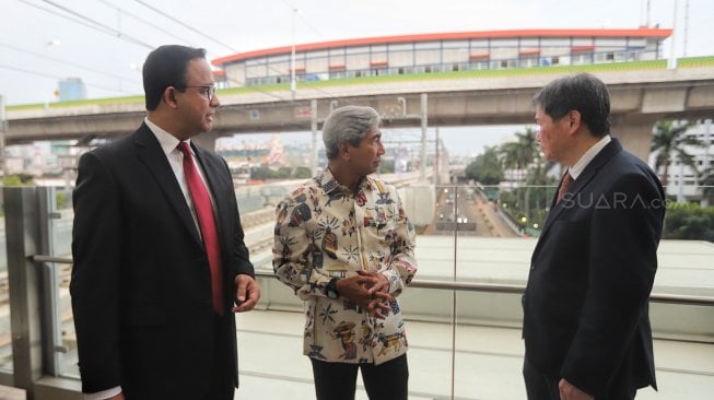 Gubernur Provinsi DKI Jakarta Anies Baswedan bersama Sekretaris Jenderal ASEAN Dato Lim Jock Hoi, dan Wakil Menteri Luar Negeri RI Abdurrahman Mochammad Fachir meresmikan nama Stasiun MRT Sisingamangaraja menjadi Stasiun ASEAN di Stasiun MRT ASEAN, jakarta, Rabu (10/4). [Suara.com/Muhaimin A Untung]