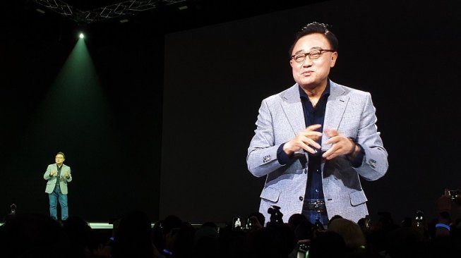 DJ Koh, President and CEO of IT & Mobile Communications Division at Samsung Electronics, saat peluncuran di Bangkok, Rabu (10/4/2019)