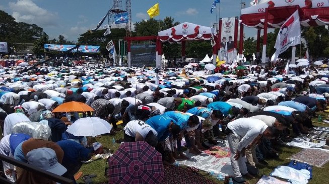 Posisi Saf Salat Emak-emak Prabowo - Sandiaga Tak di Belakang Lelaki