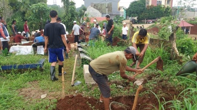 Pemindahaan ratusan jasad di TPU Bambu Apus, Pamulang, Tangsel. (ist)