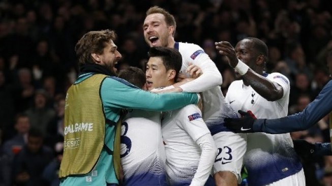 Para pemain Tottenham Hotspur merayakan gol Son Heung-Min (tengah) ke gawang Manchester City pada laga leg pertama perempat final Liga Champions. Ian KINGTON / AFP