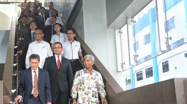 Gubernur Provinsi DKI Jakarta Anies Baswedan bersama Sekretaris Jenderal ASEAN Dato Lim Jock Hoi, dan Wakil Menteri Luar Negeri RI Abdurrahman Mochammad Fachir meresmikan nama Stasiun MRT Sisingamangaraja menjadi Stasiun ASEAN di Stasiun MRT ASEAN, jakarta, Rabu (10/4). [Suara.com/Muhaimin A Untung]