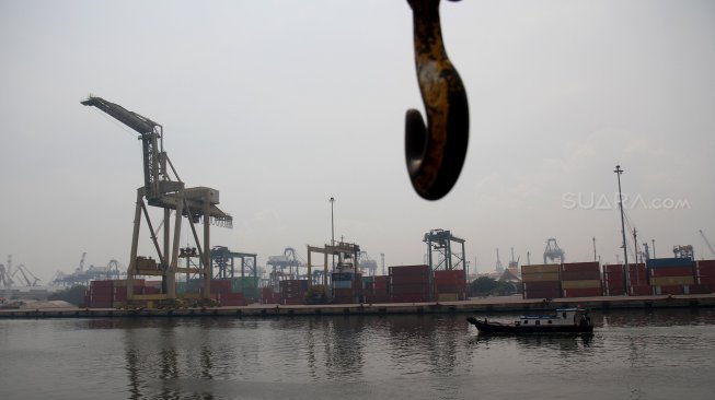 Suasana aktivitas bongkar muat di Pelabuhan Tanjung Priok, Jakarta Utara, Rabu (10/4).[Suara.com/Arief Hermawan P]