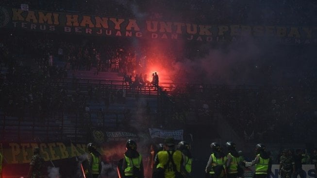 Oknum Polisi Hapus Video Wartawan Saat Rekam Aksi Pembubaran Bonek Mania