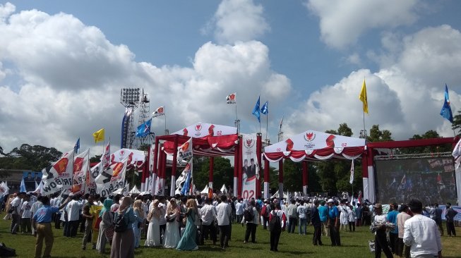 Massa pendukung Capres Nomor Urut 02 Prabowo Subianto mulai memadati Lapangan Sriwedari Solo, Jawa Tengah, Rabu (10/4/2019). [Suara.com/Irwan Febri Rialdi]