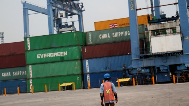 Suasana aktivitas bongkar muat di Pelabuhan Tanjung Priok, Jakarta Utara, Rabu (10/4).[Suara.com/Arief Hermawan P]