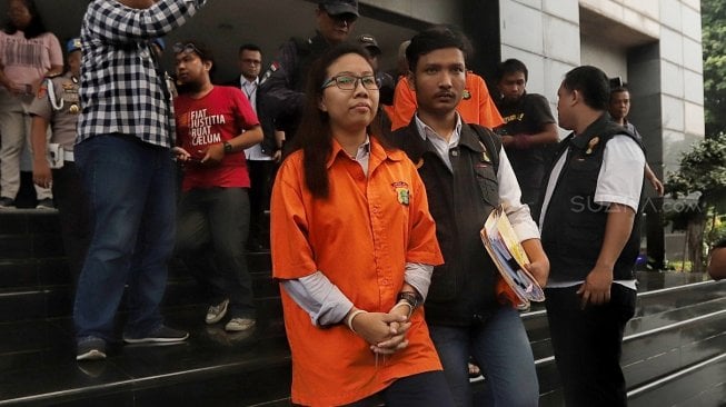 Sejumlah tersangka mafia sepak bola digiring petugas untuk mejalani pemeriksaan kesehatan di Polda Metro Jaya, Jakarta, Rabu (10/4). [Suara.com/Muhaimin A Untung]