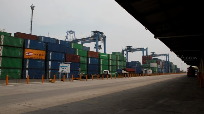 Suasana aktivitas bongkar muat di Pelabuhan Tanjung Priok, Jakarta Utara, Rabu (10/4).[Suara.com/Arief Hermawan P]