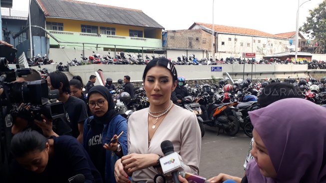 Romantis Bareng Suami, Begini Gaya Liburan Tyas Mirasih di Singapura