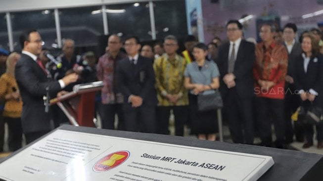 Gubernur Provinsi DKI Jakarta Anies Baswedan bersama Sekretaris Jenderal ASEAN Dato Lim Jock Hoi, dan Wakil Menteri Luar Negeri RI Abdurrahman Mochammad Fachir meresmikan nama Stasiun MRT Sisingamangaraja menjadi Stasiun ASEAN di Stasiun MRT ASEAN, jakarta, Rabu (10/4). [Suara.com/Muhaimin A Untung]