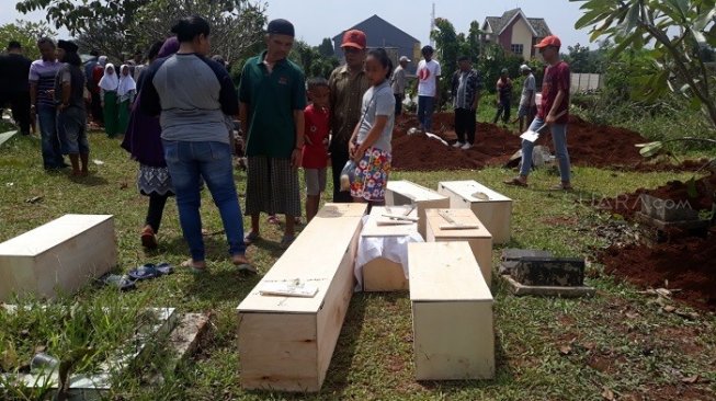 Pemindahan makam di TPU Bambu Apus akibat proyek jalan tol cinere-serpong. (Suara.com/Novian A)