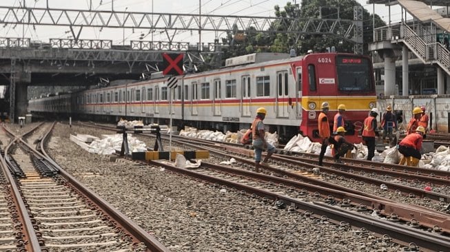 Suasana di jalur rel kereta di Jatinegara, Jakarta, Kamis (11/4). [Suara.com/Muhaimin A Untung]