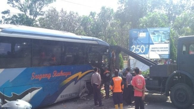 Sopir Ngantuk, Bus Sugeng Rahayu Ringsek Tabrak Pagar Makam Jiwan